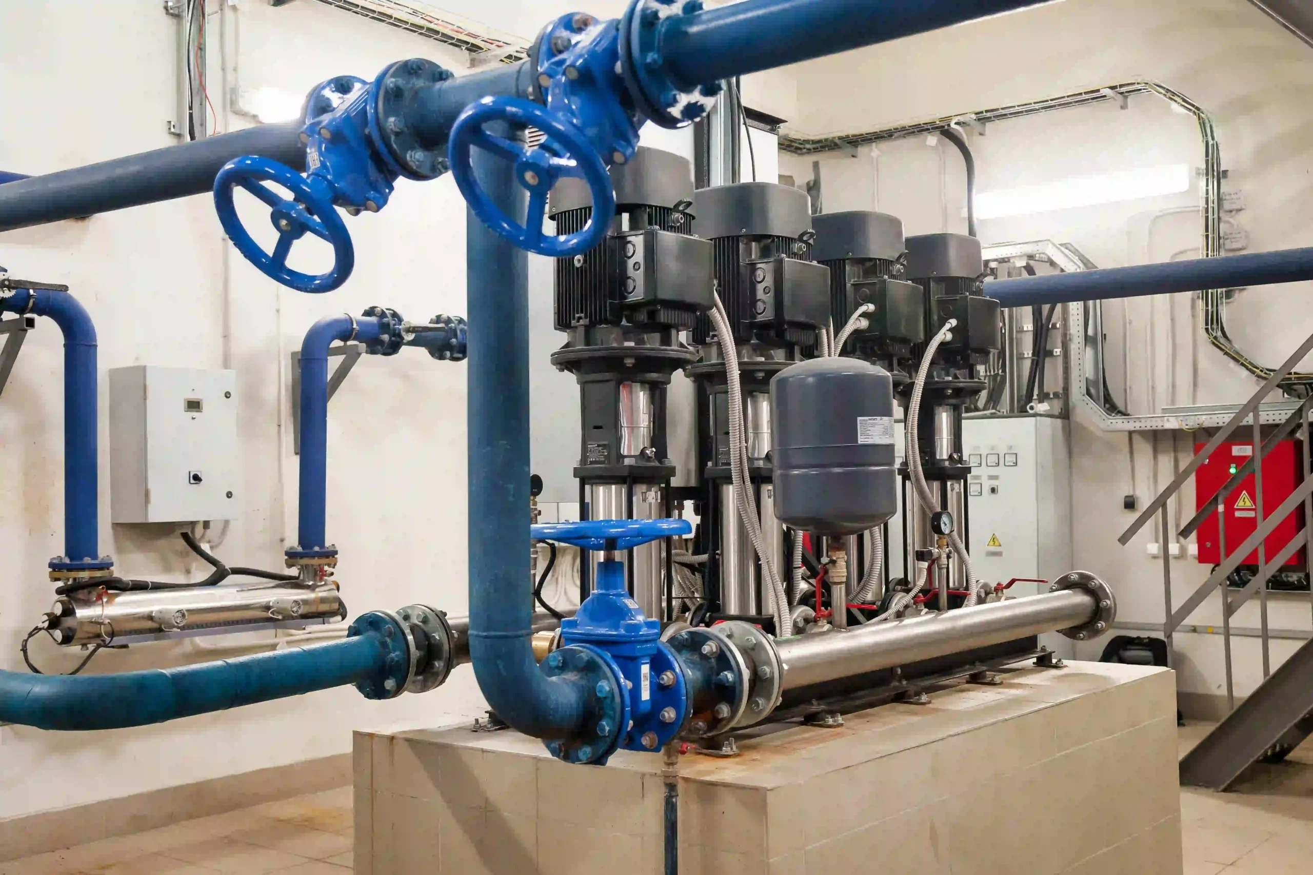 Diseño y Ejecución de instalaciones MEP en Cancún, por Unauncuarto. Tubería de instalación Hidrosanitaria para un Hotel.