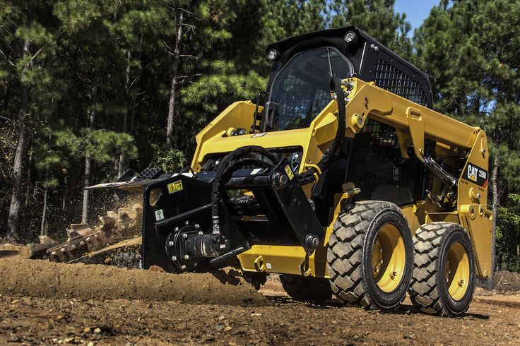 Minicargador de Maquinaria levantando tierra de construcción.